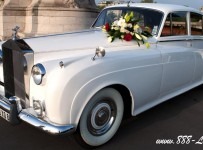 Rolls-Royce avec bouquet de fleurs naturelles