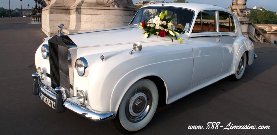 Rolls-Royce avec bouquet de fleurs naturelles